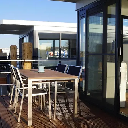 Hausboot Floating House In Ribnitz-Damgarten